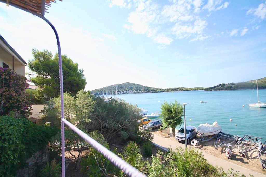 Small House At Seafront Tisno Exterior foto
