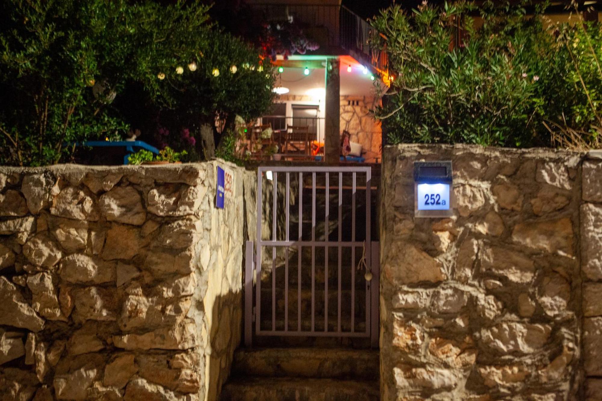 Small House At Seafront Tisno Exterior foto