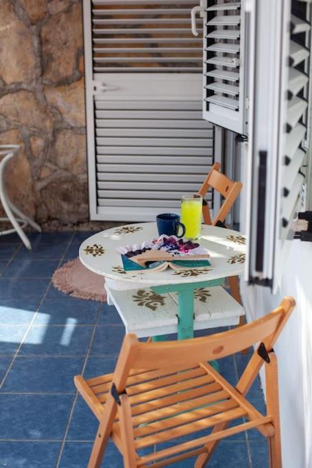 Small House At Seafront Tisno Exterior foto
